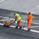Fast fertig: Hier werden die Markierungen auf dem Vorfeld noch überabeitet.
