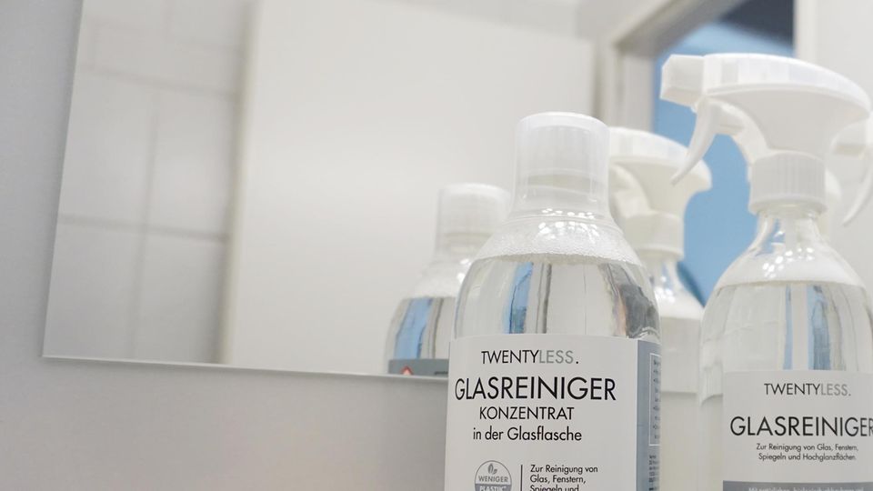 Der Glasreiniger von Twentyless kommt beim Putzen des Badezimmerspiegels zum Einsatz Der Glasreiniger von Twentyless kommt beim Putzen des Badezimmerspiegels zum Einsatz