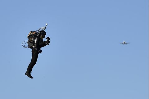 Hier fliegt David Mayman ein JB-10 Jetpack vor rund vier Jahren über London.