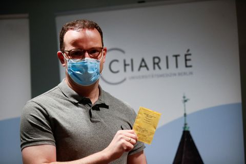 Jens Spahn hält seinen Impfausweis in die Kamera.