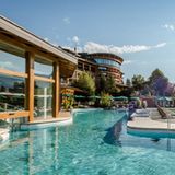 Bild 1 von 20 der Fotostrecke zum Klicken:   Sonnenalp Resort, Ofterschwang: 17 Punkte, drei Lilien  Ein kürzlich erst renovierte riesige, familiengeführte Anlage mit großem Außenbereich. Die 20 Zimmer-Varianten "zeigen sich in einer Art kontemporärer alpenländischer Klassik – ohne Wow-Effekt, allerdings auch ohne effekthaschend-nervige Extravaganz", schreiben die Tester des "Relax Guide 2021".  Preise: HP ab 274 Euro, www.relax-guide.com/sonnenalp-resort