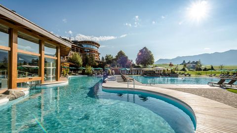 Bild 1 von 20 der Fotostrecke zum Klicken:   Sonnenalp Resort, Ofterschwang: 17 Punkte, drei Lilien  Ein kürzlich erst renovierte riesige, familiengeführte Anlage mit großem Außenbereich. Die 20 Zimmer-Varianten "zeigen sich in einer Art kontemporärer alpenländischer Klassik – ohne Wow-Effekt, allerdings auch ohne effekthaschend-nervige Extravaganz", schreiben die Tester des "Relax Guide 2021".  Preise: HP ab 274 Euro, www.relax-guide.com/sonnenalp-resort