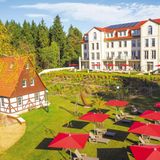  Schindelbruch Naturresort, Harzgerode: 17 Punkte, drei Lilien  Ein feines Resort tief im Wald gelegen mit sechs unterschiedlich großen Logiergebäuden. "Es herrschen Weitläufigkeit, Übersichtlichkeit sowie Schönheit mit erfrischender Down-to-Earth-Qualität, wie man sie in vielen deutschen Wellnesshotels vergeblich sucht", heißt es im neuen Guide.  Preise: HP ab 118 Euro, www.relax-guide.com/schindelbruch-naturresort