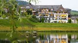 Reppert, Hinterzarten: 17 Punkte, drei Lilien  An einem kleinen Moorsee im Schwarzwald liegt dieser bereits in der vierten Generation geführter Betrieb. "Das ausschließlich Hotelgästen vorbehaltene Spa erfreut auf zwei Etagen mit verschiedenartigsten Variationen des Themas Wasser und Wärme, unter anderem gibt es einen auch im Winter nutzbaren, elf Meter langen Außenpool", schreiben die Tester.  Preise: HP ab 145 Euro, www.relax-guide.com/reppert