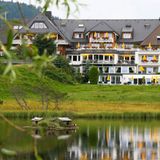 Reppert, Hinterzarten: 17 Punkte, drei Lilien  An einem kleinen Moorsee im Schwarzwald liegt dieser bereits in der vierten Generation geführter Betrieb. "Das ausschließlich Hotelgästen vorbehaltene Spa erfreut auf zwei Etagen mit verschiedenartigsten Variationen des Themas Wasser und Wärme, unter anderem gibt es einen auch im Winter nutzbaren, elf Meter langen Außenpool", schreiben die Tester.  Preise: HP ab 145 Euro, www.relax-guide.com/reppert