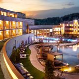 Reischlhof, Grünlage bei Wegscheid: 17 Punkte, drei Lilien  "Das im vergangenen Jahrzehnt mehrmals erweiterte Haus ist mittlerweile zu stattlicher Größe herangewachsen, vieles gibt sich seit der großzügig angelegten Modernisierung vor zwei Jahren nun ultramodern und beinahe urban, etwa Lobby und Bar könnte man ohne Zögern in einem metropolitanen Umfeld verorten", schreiben die Tester.  Preise: HP ab 143 Euro, https://www.relax-guide.com/reischlhof