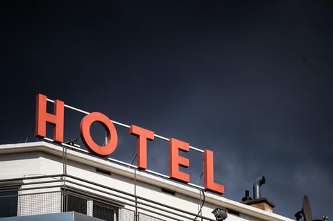 Coronavirus-Beherbergungsverbote: "Hotel"-Schriftzug in Stuttgart