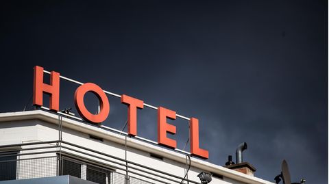 Coronavirus-Beherbergungsverbote: "Hotel"-Schriftzug in Stuttgart