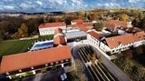 Gräflicher Park Hotel & Spa, Bad Driburg: 17 Punkte, drei Lilien  In der Nähe von Paderborn liegen die sechs Logierhäuser in einem 60 Hektar großen englischen Landschaftspark mit exotischen Bäumen und Ententeich. "Das auch externen Gästen zugängliche Spa bietet einen großzügigen Außenbereich mit einem 25 m langen, auch im Winter nutzbaren Außenpool sowie schöne Sauna- und Ruhezonen." Auch medizinische Leistungen werden angeboten, "sehr umfangreich sogar, der Fokus liegt auf medizinischen Check-ups, Ayurveda- und Mayrkuren."  Preise: HP ab 123,50 Euro, www.relax-guide.com/graeflicher-park-health-balance