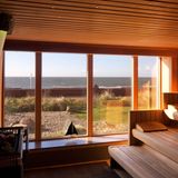 Georgshöhe Strandhotel, Norderney: 17 Punkte, drei Lilien  Das Haus liegt in erster Reihe direkt am Meer mit grandiosem Blick auf die Nordsee. Das weitläufige Spa ist auf Original-Thalasso spezialisiert, auf Behandlungen mit Algen, Meersalz und Seewasser. "Unter anderem geboten werden schöne Ruhezonen, eine Schneekabine, ein bestens ausgestattetes Fitnessstudio, Liegewiese sowie drei Pools, darunter ein 25 Meter langer Außenpool und ein 17 Meter langer Innenpool", lautet die Beschreibung im neuen "Relax Guide".  Preise: HP ab 107,50 Euro, www.relax-guide.com/georgshoehe-strandhotel