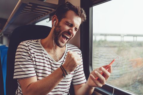 Mann singt in Handy