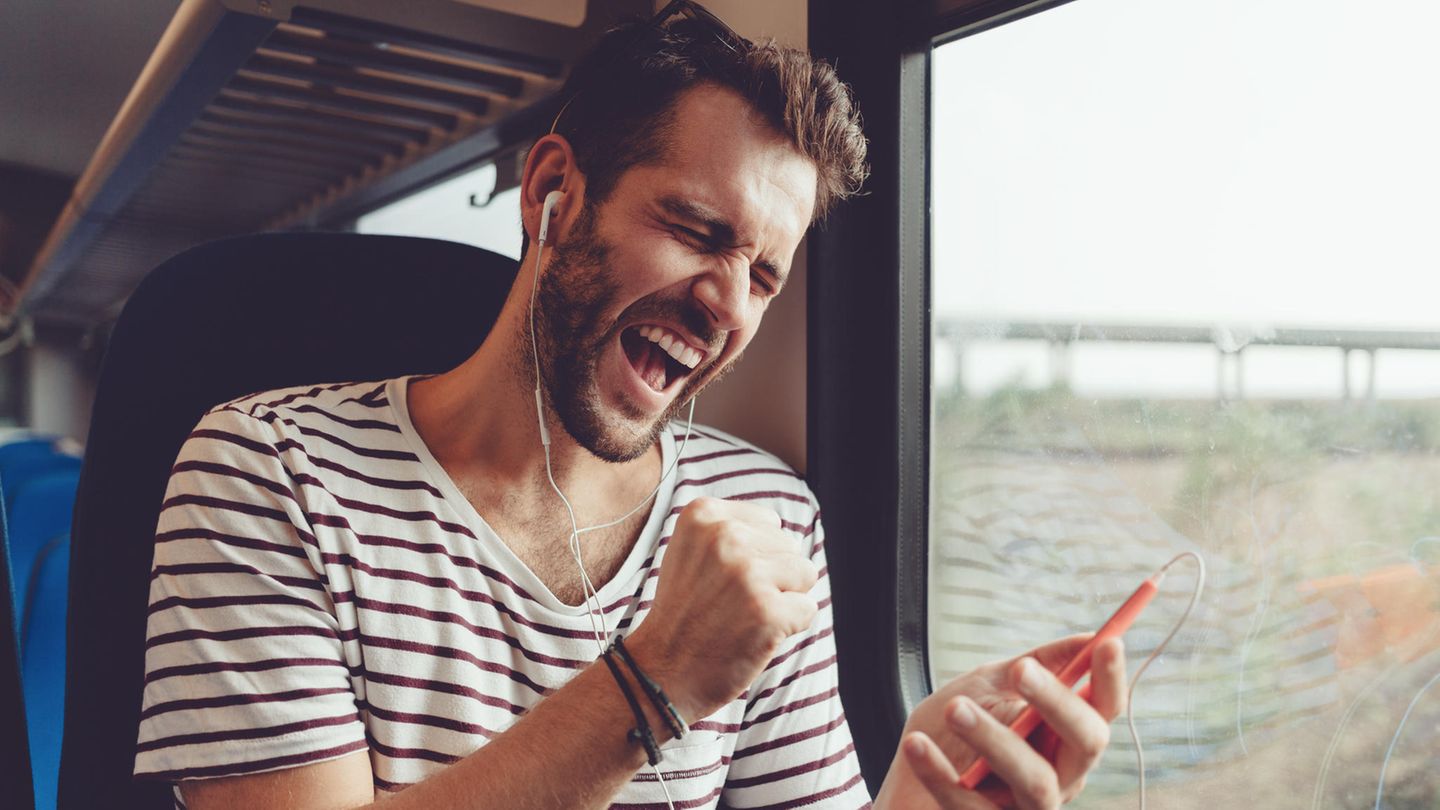 Mann singt in Handy