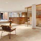 Der Öschberghof, Donaueschingen-Aasen: 17 Punkte, drei Lilien  Ein Fünf-Sterne-plus-Haus neben einem 45-Loch-Golfplatz mit Tagungszentrum und vier Restaurants: "Der auch externen Gästen offenstehende und ebenfalls erweiterte Wellnessbereich ist auf vier stilvoll arrangierte Bereiche aufgeteilt, er bietet nun unter anderem einen 25 Meter langen Innenpool sowie einen 20 Meter langen, auch im Winter nutzbaren Außenpool", urteilen die Tester.  Preise: HP ab 213 Euro, www.relax-guide.com/der-oeschberghof