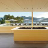 Das Tegernsee, Tegernsee: 17 Punkte, drei Lilien  Das Hotel hoch über dem Tegernsee besteht aus fünf verschiedenen Häusern, die miteinander verbunden sind und jeweils ihren ganz eigenen Stil haben. "Das nicht allzu große, allerdings auch externen Gästen offenstehende Spa befindet sich in einem Anbau zum größten Gebäude („Haus Wallberg“), es bietet unter anderem eine FKK-Zone im Außenbereich, edle Behandlungsräume, Sauna sowie Liegedecks mit Luxuspanorama und ganztägiger Sonne, einen 18 Meter langen Innenpool und einen 7 Meter langen, auch im Winter nutzbaren Außenpool", schreiben die Tester.  Preise: Nächtigung mit Frühstück ab 172,50 Euro, www.relax-guide.com/das-tegernsee