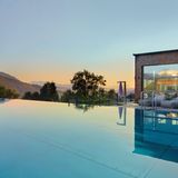 Bergkristall, Oberstaufen-Willis: 17 Punkte, drei Lilien  Bei Oberstaufen im Allgäu liegt dieser Familienbetrieb auf einer Anhöhe über dem Tal. "Das Spa erfreut nach dem Umbau mit einem wunderschönen Ambiente, unter anderem geboten werden ein 8 Meter langer Innenpool, ein 20 Meter langer, auch im Winter nutzbarer Infinity-Außenpool, eine Eventsauna für 35 Personen."  Preise: HP ab 174 Euro, www.relax-guide.com/bergkristall