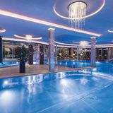 Jagdhof, Röhrnbach: 18 Punkte, drei Lilien  Eine Lilie mehr hat das einzige Hotel im Bayerischen Wald mit fünf Sternen. Das Haus hat sich "in den vergangenen 15 Jahren Schritt für Schritt vom alten Dorfgasthaus zu einem stattlichen Wellnesshotel entwickelt", so der "Relax Guide". "Der auch Tagesgästen offenstehende Wellnessbereich ist weitläufig und bietet vieles, unter anderem gibt es einen 20 Meter langen Innenpool, einen 25 Meter langen, auch im Winter nutzbaren Außenpool, zahlreiche Ruhezonen und ein feines Ladys-Spa, all das in hochwertiger bis extravaganter Anmutung."  Preise: HP ab 170 Euro, www.relax-guide.com/jagdhof-roehrnbach