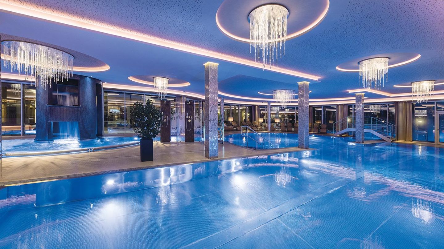 Jagdhof, Röhrnbach: 18 Punkte, drei Lilien  Eine Lilie mehr hat das einzige Hotel im Bayerischen Wald mit fünf Sternen. Das Haus hat sich "in den vergangenen 15 Jahren Schritt für Schritt vom alten Dorfgasthaus zu einem stattlichen Wellnesshotel entwickelt", so der "Relax Guide". "Der auch Tagesgästen offenstehende Wellnessbereich ist weitläufig und bietet vieles, unter anderem gibt es einen 20 Meter langen Innenpool, einen 25 Meter langen, auch im Winter nutzbaren Außenpool, zahlreiche Ruhezonen und ein feines Ladys-Spa, all das in hochwertiger bis extravaganter Anmutung."  Preise: HP ab 170 Euro, www.relax-guide.com/jagdhof-roehrnbach