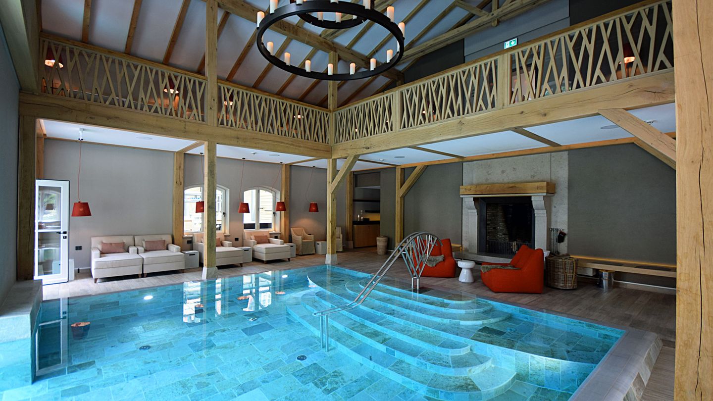 Weissenhaus Grand Village Resort, Weissenhaus: 19 Punkte, vier Lilien  Abermals verbessern könnte sich das nördlich von Lübeck gelegene Luxusresort direkt am Ostseestrand. Um das renovierte Schloss gruppieren sich mehrere Nebengebäude, in denen die Zimmer und Suiten untergebracht sind. Ein unterirdischer Tunnel führt zum Spa-Bereich mit Anwendungsräumen, Saunalandschaft sowie einem kleinen Innen- und großen Außenpool. "Aktivprogramm, auch Yoga (in neuem, reetgedecktem Pavillon) und Meditation, die vier Saunen schließen um 21 Uhr", schreiben die Tester.  Preise: Nächtigung mit Frühstück ab 197,50 Euro, www.relax-guide.com/weissenhaus-grand-village-resort