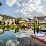 Bareiss, Grünruhelage bei Baiersbronn: 19 Punkte, vier Lilien  "Das Haus liegt inmitten einer vier Hektar großen Gartenanlage, inwendig zeigt es sich charmant verwinkelt und stets in hochwertig anmutender und bisweilen auch üppig romantisierender Ländlichkeit", urteilen die Tester. Zum Spa gehören "ein 16 Meter langer Innenpool, ein ebenso langer Außenpool, zwei Außenwhirlpools, herrlich feine Ruhezonen, ein Ladys-Spa." Hinzukommen "ausgezeichnete Küche bei feiner Tischkultur". Preise: HP ab 270 Euro, www.relax-guide.com/bareiss