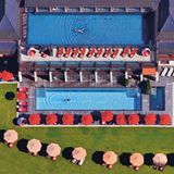 Schloss Elmau, Elmau: 20 Punkte, vier Lilien  Es folgen die vier Häuser mit den Top-Bewertungen und mit voller Punktzahl: "Ein unvergleichliches Luxusresort in traumhafter, geradezu atemraubender Alleinlage", schwärmen die Tester. "Es besteht aus zwei Hotels, nämlich aus dem wegen seiner hochkarätigen Kulturveranstaltungen weithin bekannten Schloss („Hideaway“) und dem 2015 eröffneten Luxury Suites & Spa Retreat. Insgesamt gibt es fünf große Außenpools – mit Längen zwischen 20 und 24 Metern."  Preise: HP ab 285,50 Euro, www.relax-guide.com/schloss-elmau