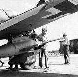 Alliierte Soldaten vor einer erbeuteten Maschine.