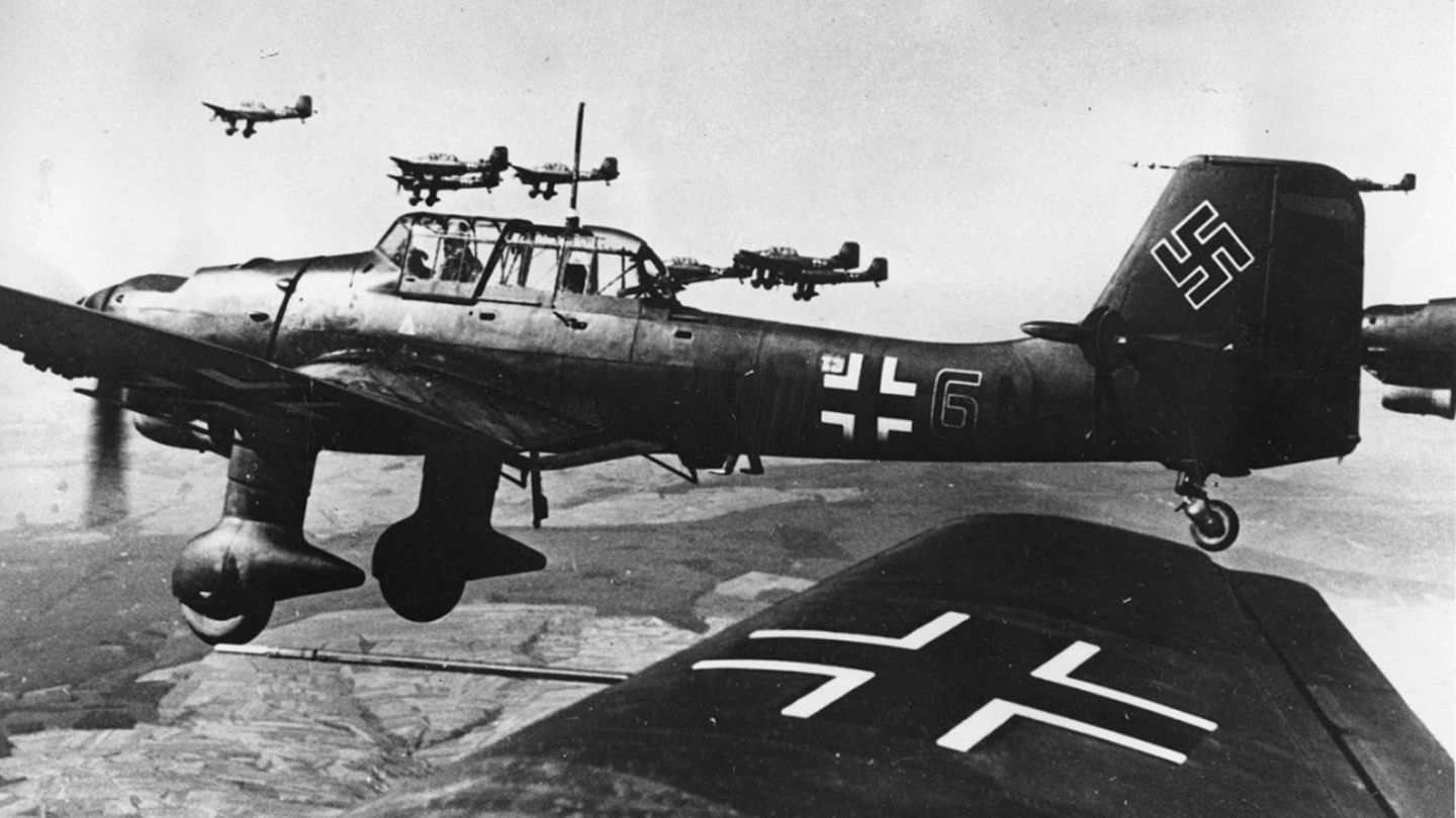 In der Luftschlacht um England veranstalten die Briten Scheibenschießen auf langsamen Ju 87 Stuka.