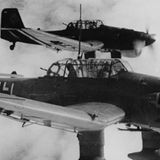 Zusammen mit der Ju 87 setzten die Deutschen erstmals Beobachter für Luftschläge direkt an der Front ein.