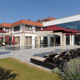 Friedrichsruhe Wald- & Schlosshotel, Zweifingen-Friedrichsruhe: Vier Lilien, 20 Punkte  Seit vielen Jahren gehört das Schlosshotel mit voller Punktzahl zu den Top-Häusern im Lande. "Die Behandlungen sind ausgezeichnet, täglich gibt es ein kleines Aktivprogramm, auch Yoga ist zu haben, die drei Saunen schließen nach großzügigen Öffnungszeiten um 21.45 Uhr", loben die Tester. Außerdem: "Freundliche und zuvorkommende Mitarbeiter, kompetente Weinberatung, stimmungsvolle Bar."  Preise: HP ab 218 Euro, www.relax-guide.com/friedrichsruhe-wald-schlosshotel