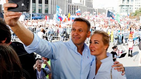 Alexej Nawalny mit seiner Frau Julia bei einer Kundgebung zur Unterstützung der Opposition in Moskau im Juli 2019