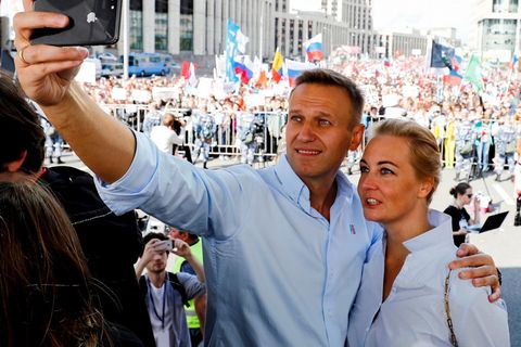 Alexej Nawalny mit seiner Frau Julia bei einer Kundgebung zur Unterstützung der Opposition in Moskau im Juli 2019