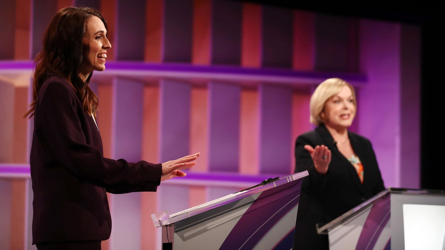 Premierministerin Jacinda Ardern (l.) und ihre Herausforderin Judith Collins bei einer TV-Debatte 