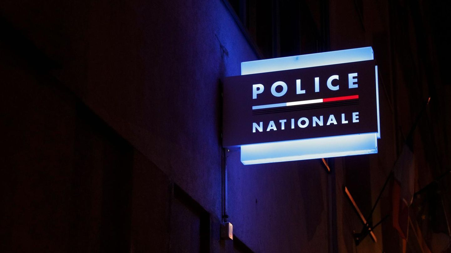 Schild der Police Nationale in Pariser Vorort