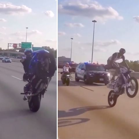 Ein Motorradfahrer auf einer Rennmaschine und einer auf einer Crossmaschine fahren nur auf dem Hinterrad