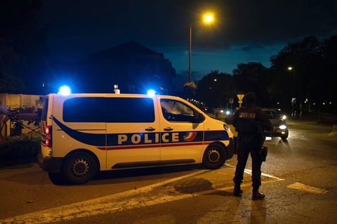 Polizisten ermitteln an einem Tatort nach einer Messerattacke