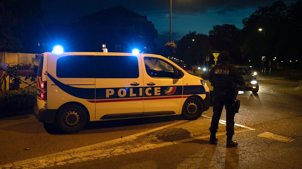Polizisten ermitteln an einem Tatort nach einer Messerattacke