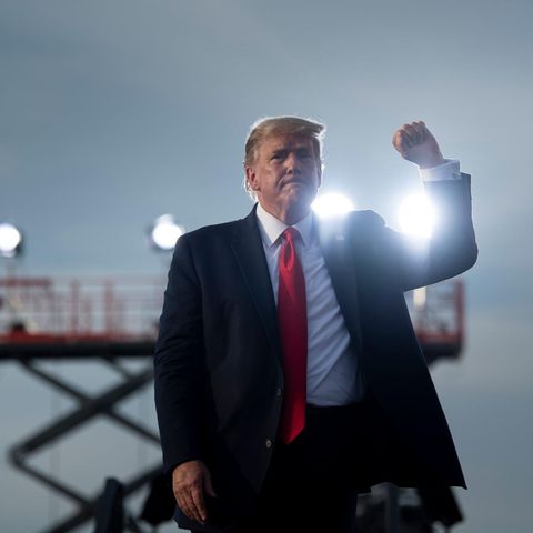 US-Präsident Donald Trump nach seiner Wahlkampfveranstaltung auf dem internationalen Flughafen Ocala in Macon, Georgia