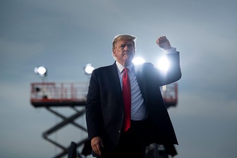 US-Präsident Donald Trump nach seiner Wahlkampfveranstaltung auf dem internationalen Flughafen Ocala in Macon, Georgia