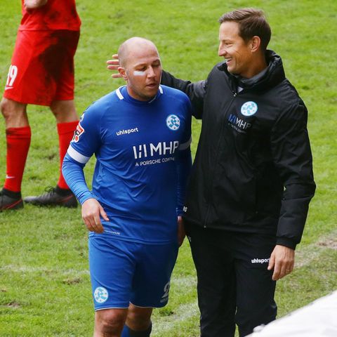 Kickers-Trainer Ramon Gehrmann bedankt sich bei Lukas Kling