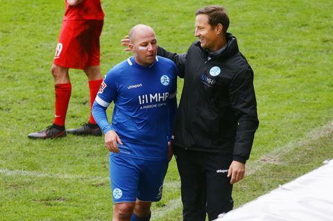 Kickers-Trainer Ramon Gehrmann bedankt sich bei Lukas Kling