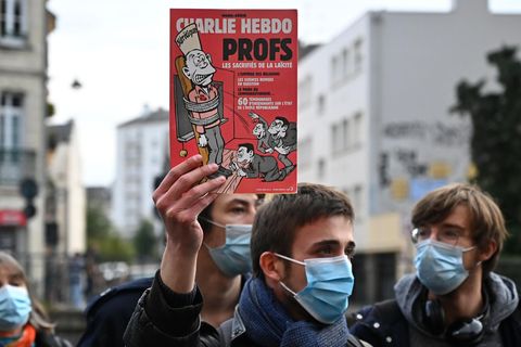Ein Mann hält während einer Demonstration in Rennes ein "Charlie Hebdo"-Cover in der Hand