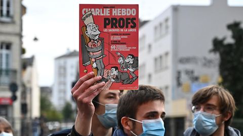 Ein Mann hält während einer Demonstration in Rennes ein "Charlie Hebdo"-Cover in der Hand