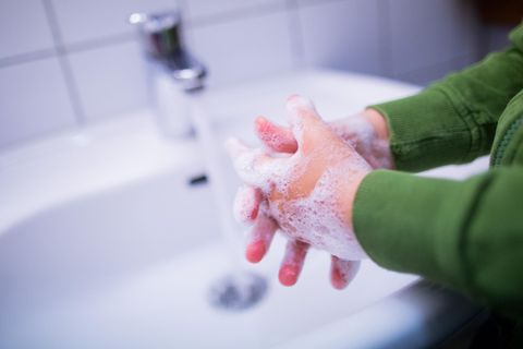 Kinder waschen sich in einer Kindertagesstätte die Hände mit Seife