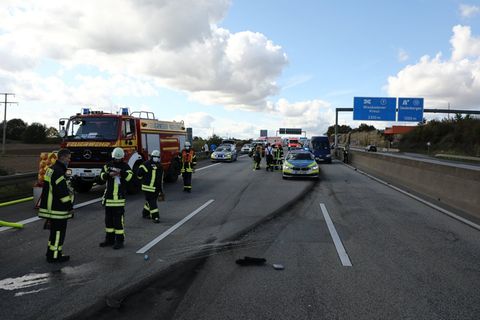 Feuerwehr- und Polizeifahrzeuge stehen nach einem Unfall auf der A66