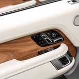 Die Oberflächen und Materialien schmeicheln dem Tastsinn