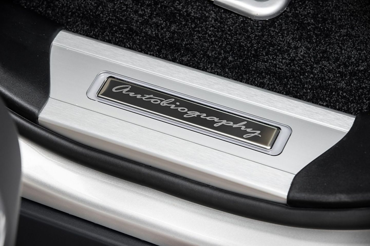 Die Autobiography-Version des Range Rover D350 kostet aktuell mindestens 137.835,29 Euro