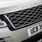 Die LED-Scheinwerfer leuchten die Straße gut aus