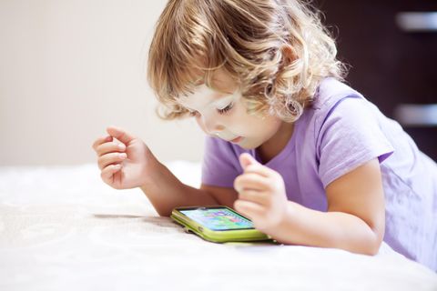 Kind mit Handy