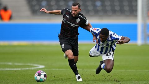Bundesliga im stern-Check: Gonzalo Castro im Zweikampf mit Deyovaisio Zeefuik