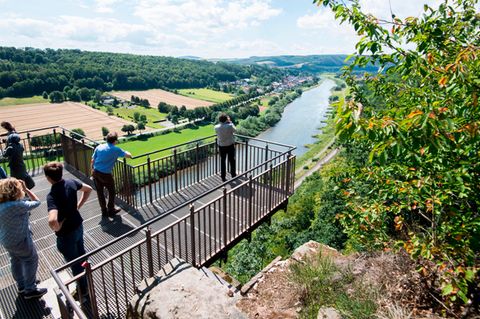 Nachrichten aus Deutschland: Touristen stehen auf dem Weser-Skywalk