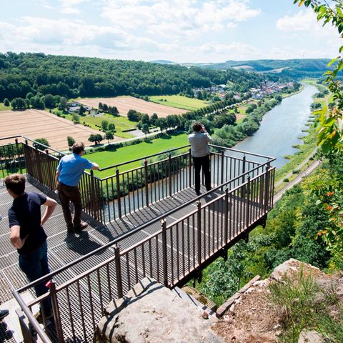 Nachrichten aus Deutschland: Touristen stehen auf dem Weser-Skywalk
